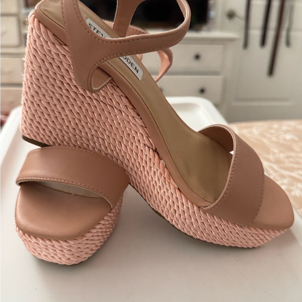 Steve Madden Pink Wedge Shoes for Effortless Elegance - Picture 2 of 2